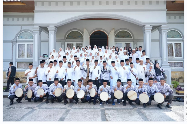 Dari PGRI, Sekda Siak Mahadar Lepas 61 Jemaah Calon Haji.