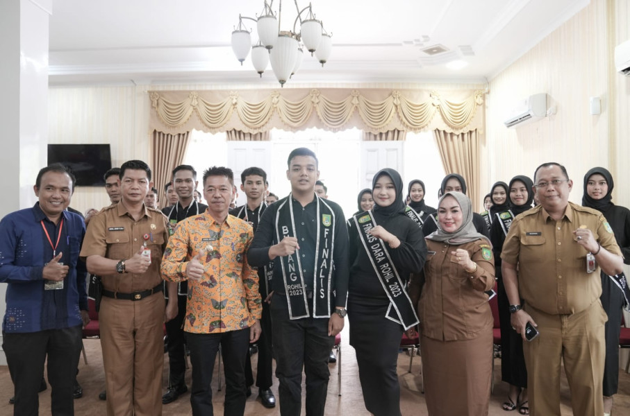 Bupati Rohil Salurkan Beasiswa Bagi Juara Finalis Bujang dan Dara