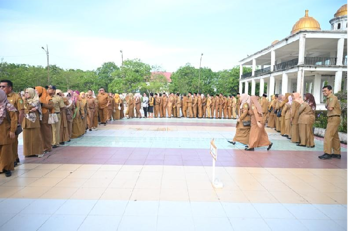Perdana Masuk Kerja Pasca LiburIdul fitri, Bupati Rohil Pimpin Apel Bersama dan Halal Bihalal.