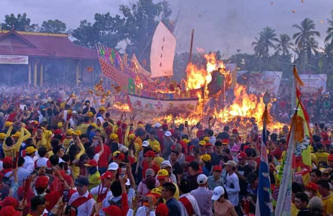 Ribuan wisatawan padati Event Ritual Bakar Tongkang diBagansiapiapi.