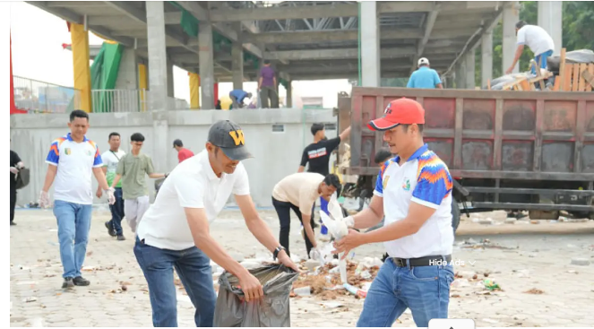 Selesai Pacu Jalur, Plt Bupati Pimpin Goro Masal bersihkan Sampah.