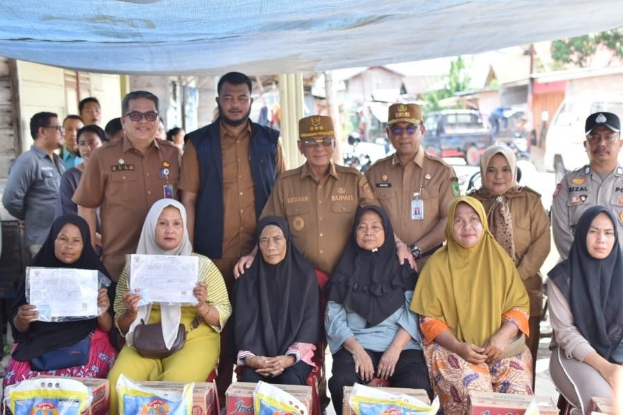Pemkab Rohil Siap Fasilitasi Pemulihan Warga Korban Kebakaran di Jalan Sepakat Bulan.