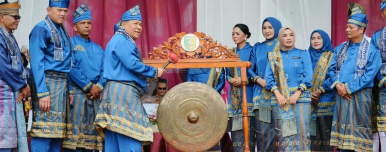 Plt.Gubernur Riau SF Hariyanto Buka Secara Resmi Festival Pacu Jalur  2026 di Kuansing.