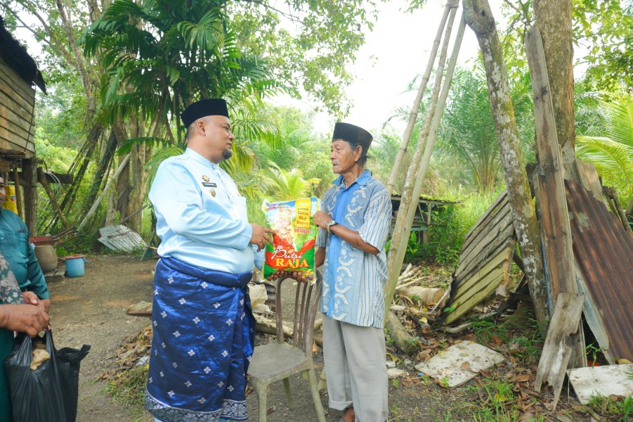 Keliling Kampung, Pemkab Siak Salurkan Bantuan Sembako ke Warga 