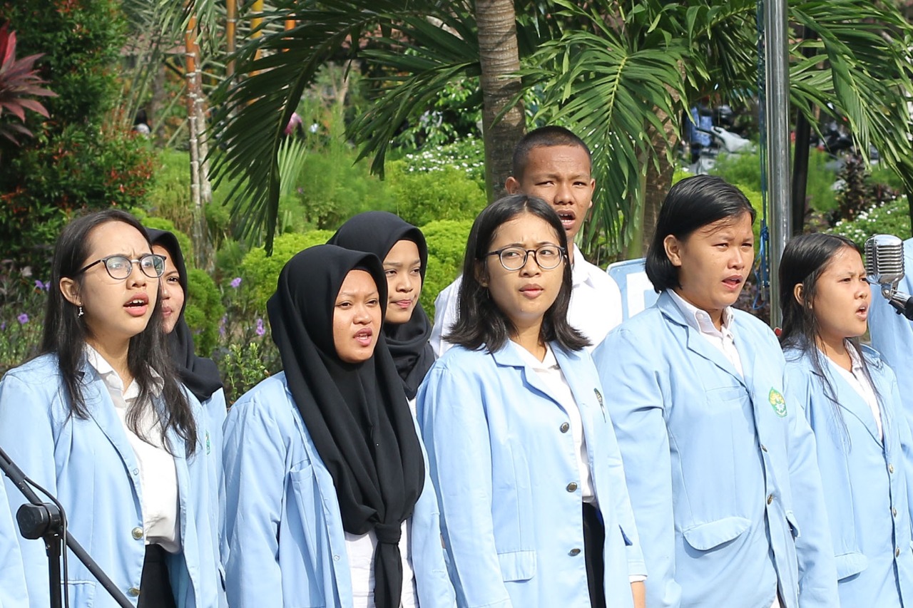 Mahasiswa KKN Relawan Covid-19 UNRI Kampung Pinang Sebatang Bagikan Masker Gratis Kepada Warga