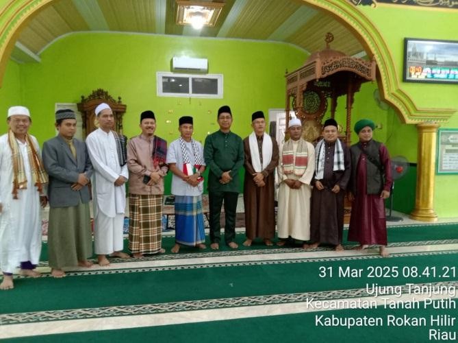 Wabup Rohil SholatIdulFitri di MasjidBaiturrahmah Ujung Tanjung